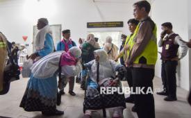 Jamaah haji Debarkasi Padang mengantre menaiki bus setibanya di Bandara Internasional Minangkabau (BIM), Padang Pariaman, Sumatera Barat, Rabu (3/6/2026). Sebanyak 390 jamaah haji tergabung dalam kloter pertama Debarkasi Padang tiba di tanah air. 