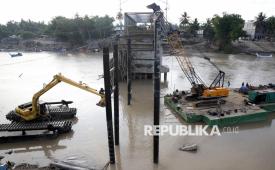 Pekerja menyelesaikan pembangunan jembatan bailey Kuta Blang jalan lintas Banda Aceh-Medan di Ulee Tutu, Bireuen, Aceh, Selasa (23/12/2025). Jembatan Kuta Blang yang putus akibat bencana banjir bandang meluapnya Sungai Peusangan pada 26 November 2025 itu diganti dengan jembatan bailey yang diharapkan selesai pada akhir Desember 2025. 