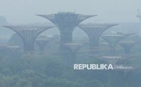 Kabut asap tebal menyelimuti kawasan Gardens by the Bay di Singapura, Sabtu (10/10/2026). Menurut National Environment Agency (NEA), Indeks Standar Polutan (PSI) 24 jam Singapura diperkirakan berada pada kisaran Tidak Sehat hingga batas bawah kategori Sangat Tidak Sehat, akibat kabut asap lintas batas yang berasal dari kebakaran hutan di kawasan regional.