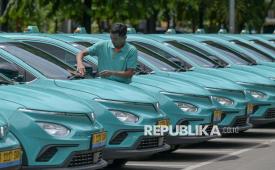 Seorang pengemudi taksi Xanh SM menyiapkan armadanya saat peluncuran di Jakarta, Rabu (18/12/2024). Taksi listrik asal Vietnam, Xanh SM mulai beroperasi di Indonesia sebagai komitmen Vietnam dan Indonesia dalam mempromosikan transportasi ramah lingkungan yang sejalan dengan upaya global dalam mengatasi perubahan iklim. 