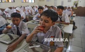 Siswa menyantap Makan Bergizi Gratis (MBG) di SMP Negeri 1 Tamansari, Kabupaten Bogor, Jawa Barat, Selasa (16/12/2025). Badan Gizi Nasional (BGN) mencatat sebanyak 17.555 Satuan Pelayanan Pemenuhan Gizi (SPPG) atau dapur umum program Makan Bergizi Gratis telah berdiri di 38 provinsi di seluruh Indonesia. Realisasi penerima program MBG telah mencapai 50.390.880 orang yang tersebar di seluruh wilayah Indonesia serta membuka lapangan kerja langsung bagi 741.985 orang.