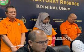 Tiga tersangka kasus penipuan agen travel umrah PT Naila Syafaah Wisata Mandiri, Abdulah alias Abi (52 tahun), Halijah Amin alias Bunda (48 tahun) dan Hermansyah (59 tahun) saat dihadirkan di Polda Metro Jaya, Jakarta Selatan, Kamis (30/3). 