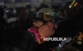 Pemudik motor menggendong anaknya yang tertidur saat menunggu di area kantong parkir sebelum memasuki kapal di Pelabuhan Ciwandan, Kota Cilegon, Banten, Sabtu (29/3/2025) dini hari. Masyarakat Transportasi Indonesia (MTI) bekerja sama dengan Komisi Perlindungan Anak Indonesia (KPAI) mendesak pemerintah untuk melarang masyarakat melakukan mudik menggunakan sepeda motor jika membawa anak-anak pada Lebaran 2026. 