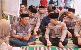 Kapolres Probolinggo Kota takziah ke rumah korban karhutla Bromo.