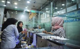Sejumlah warga melakukan penukaran mata uang asing di money changer PT Valuta Artha Mas, ITC Kuningan, Jakarta, Selasa (8/4/2025). Nilai tukar rupiah dibuka melemah ke posisi Rp16.865 per dolar Amerika Serikat (AS) pada perdagangan hari ini, Selasa (8/4/2025) usai libur Lebaran. Diketahui, penurunan nilai rupiah merupakan dampak dari kebijakan baru Presiden Amerika Serikat (AS) Donald Trump yang menerapkan tarif balasan atau resiprokal terhadap ratusan negara. Trump telah mengumumkan tambahan tarif untuk produk impor asal sejumlah negara, termasuk Indonesia sebesar 32 persen yang mulai berlaku penuh per 9 April 2025. Sejumlah mata uang Asia turut melemah. Yuan China melemah 0,17%, rupee India melemah 0,71%, dolar Hong Kong melemah 0,04% dan ringgit Malaysia melemah 0,16%.