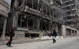 Warga melintas di depan Rumah Sakit Gandhi yang rusak akibat serangan udara Israel di Teheran, Iran, Senin (2/3/2026). Rumah Sakit Gandhi terkena serangan udara Israel pada 1 Maret. Operasi militer gabungan Israel-AS menargetkan beberapa lokasi di seluruh Iran.