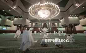 Jamaah umrah menunaikan shalat sunah Ihram di dalam Masjid Aisyah, Makkah, Arab Saudi, Ahad (22/6/2025) dini hari. Masjid Aisyah yang juga dikenal sebagai Masjid Tanim dan berjarak sekitar tujuh kilometer dari Masjidil Haram itu merupakan tempat miqat yang populer bagi jamaah umrah di Makkah karena kemudahan aksesnya dan sejarahnya yang terkait dengan Aisyah RA, istri Nabi Muhammad SAW, yang melakukan miqat di tempat tersebut. 