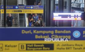 Penumpang KRL berjalan di Stasiun Tanah Abang Baru, Jakarta, Jumat (17/10/2025).