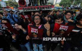 Mahasiswa yang tergabung dalam aliansi Perguruan Tinggi Muhammadiyah (PTM) menggelar aksi unjuk rasa di depan Gedung Jaksa Agung Muda Tindak Pidana Khusus (Jampidsus) Kejaksaan Agung RI, Jakarta, Senin (20/7/2026). Massa aksi tersebut menuntut transparansi penanganan kasus dugaan korupsi dan tindak pidana pencucian uang yang menyeret nama mantan Jampidsus Febrie Adriansyah, menuntut mengusut tuntas kasus tersebut tanpa tebang pilih serta mengevaluasi seluruh perangkat penegak hukum dan mendesak pemerintah untuk memberantas seluruh praktik korupsi.
