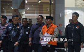 Mantan Menteri Agama Yaqut Cholil Qoumas mengenakan rompi tahanan usai menjalani pemeriksaan di Gedung Merah Putih KPK, Jakarta, Kamis (12/3/2026). Komisi Pemberantasan Korupsi (KPK) resmi menahan Yaqut terkait dugaan kasus korupsi dalam penentuan kuota dan penyelenggaraan ibadah haji di Kementerian Agama (Kemenag) tahun 2023–2024. Sehari sebelumnya, permohonan praperadilannya ditolak oleh Pengadilan Negeri Jakarta Selatan.