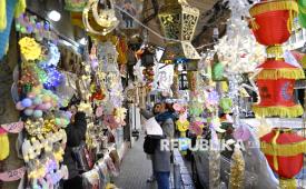 Warga melihat dekorasi khas Ramadhan yang di jual di Beirut, Lebanon (ilustrasi).  