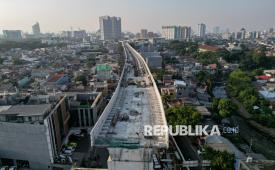 Suasana proyek pembangunan LRT Jakarta Fase 1B di kawasan Manggarai, Jakarta, Jumat (19/6/2026).