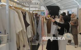 Pengunjung memilih produk fasyen muslim dalam acara TikTok Shop by Tokopedia Fashion Playground di Jakarta, Sabtu (10/1/2026). Mengawali tahun 2026, TikTok Shop by Tokopedia Fashion Playground hadir sebagai wadah kolaborasi bagi brand lokal, desainer, dan affiliate content creator untuk memaksimalkan potensi ekonomi digital dan pertumbuhan industri fasyen di era discovery e-commerce. Inisatif ini menghadirkan sejumlah brand fesyen lokal yang menampilkan berbagai koleksi terbaru khususnya untuk menyambut Ramadan.