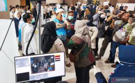 PPIH: 378 jamaah haji kloter pertama tiba di Surabaya.