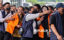 Tersangka kasus dugaan ijazah palsu terhadap Presiden ke-7 Republik Indonesia Joko Widodo, Roy Suryo (kiri) bersama tersangka lainnya Tifauzia Tyassuma atau Dokter Tifa (kanan) mengenakan rompi tahanan saat tiba di Kejaksaan Negeri Jakarta Selatan, Senin (22/6/2026). Polda Metro Jaya resmi melimpahkan berkas, barang bukti dan dua tersangka kasus ijazah palsu Presiden ke-7 RI Joko Widodo yakni Roy Suryo dan Dokter Tifa ke Kejaksaan Negeri Jakarta Selatan. Sebelumnya, Polda Metro Jaya menetapkan delapan orang sebagai tersangka dalam kasus dugaan pencemaran nama baik atas tudingan ijazah palsu terhadap Presiden RI ke-7 RI Joko Widodo.