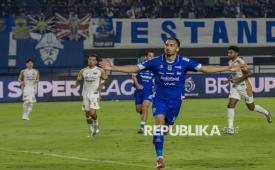 Striker Persib Bandung, Andrew Patrick Jung melakukan selebrasi usai mencetak gol.