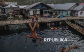 Seorang anak Suku Bajo melompat ke laut di Perkampungan Bajo Sangkuang, Kecamatan Botang Lomang, Kabupaten Halmahera Selatan, Maluku Utara, Ahad (25/10/2026). Perkampungan Bajo Sangkuang menjadi tempat tinggal masyarakat Suku Bajo yang memiliki kedekatan erat dengan laut.