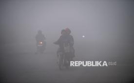 Pengendara melintas di jalan lingkar selatan Palembang-Banyuasin yang tertutup kabut asap di Kabupaten Banyuasin, Sumatera Selatan, Rabu (2/9/2026). Kabut asap yang menyelimuti daerah tersebut merupakan dampak dari Kebakaran Hutan dan Lahan (Karhutla) yang terjadi di Kabupaten Muara Enim, Kabupaten Ogan Komering Ilir (OKI), Kabuoaten Ogan Ilir (OI) dan Kabupaten Banyuasin, saat ini Satgas Karhutla Sumatera Selatan terus mengintensifkan pemadaman kathutla melalui darat dan udara di sejumlah Kab/kota tersebut. 