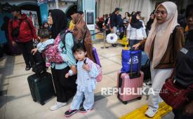 Sejumlah penumpang kereta api berjalan keluar setibanya di Stasiun Pasar Senen, Jakarta (ilustrasi). Menteri Pemberdayaan Perempuan dan Perlindungan Anak (PPPA), Arifah Fauzi, melakukan peninjauan langsung ke dua titik vital transportasi di Jakarta yakni Terminal Pulo Gebang, Jakarta Timur; dan Stasiun Pasar Senen, Jakarta Pusat.