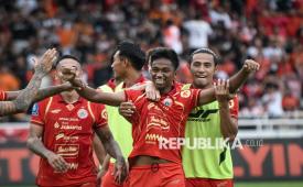 Pesepak bola Persija Jakarta Aditya Warman (tengah) berselebrasi usai mencetak gol ke gawang Persijap Jepara pada pertandingan BRI Super League di Stadion Utama Gelora Bung Karno (SUGBK), Jakarta, Sabtu (3/1/2026). Persija Jakarta menang atas Persijap Jepara dengan skor 2-0. 