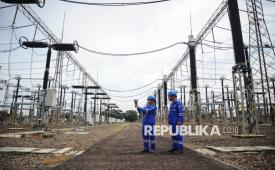 Petugas PLN melakukan inspeksi peralatan di Gardu Induk Tegangan Ekstra Tinggi (GITET) 500 kV Gandul, Cinere, Depok, Jawa Barat, Jumat (27/12/2024). PLN memastikan bahwa ketersediaan pasokan listrik PLN pada momen Natal dan Tahun Baru (Nataru) tercukupi dengan baik dan tidak bakal kekurangan pasokan listrik. Dalam kesempatan tersebut Wakil Menteri BUMN Kartika Wirjoatmodjo juga melakukan peninjauan. Adapun tinjauan tersebut dilakukan untuk memastikan pasokan listrik selama natal dan tahun baru 2024/2025 dalam kondisi aman.