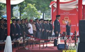 Upacara memperingati Hari Kesaktian Pancasila tingkat Jawa Barat (Jabar) yang dipimpin Pj Gubernur Jabar Bey Machmudin di Lapangan Gasibu, Kota Bandung, Selasa (1/10/ 2024). Upacara yang bertajuk Bersama Pancasila Kita Wujudkan Indonesia ini diikuti oleh Forkopimda Jabar dan Aparatur Sipil Negara (ASN) di lingkungan pemprov Jabar