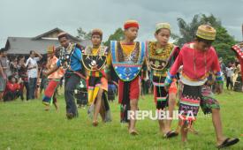 Sejumlah anak menarikan tarian adat dalam festival budaya Wehea di Kampung Nehas Lias Binng, Muara Wahau, Kutai Timur, Kalimantan Timur.