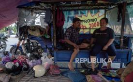 Warga korban banjir beristirahat di kendaraan roda tiga yang dijadikan tempat pengungsian darurat di jalan utama Pantura Demak-Kudus, Kecamatan Karanganyar, Demak, Jawa Tengah, Senin (12/2/20204). Sejumlah warga lebih memilih truk kosong yang diparkirkan sopirnya di jalur tersebut untuk dijadikan tempat pengungsian darurat dan mendirikan tempat beristirahat dari kendaraan pribadi roda tiga maupun roda empat, karena sejumlah posko pengungsian telah penuh sesak serta untuk menjaga rumah mereka yang terendam banjir dari dekat. 