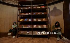 Pengunjung membaca buku saat menghadiri acara Indonesia International Book Fair (IIBF) 2026 di Jakarta International Convention Center (JICC), Jakarta, Jumat (2/10/2026).