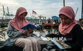 Sejumlah anak membaca di atas perahu saat mengikuti kegiatan Taman Anak Pesisir di kawasan Cilincing, Kalibaru, Jakarta, Senin (18/5/2026). Ruang belajar yang didirikan sejak 2019 tersebut menjadi wadah edukasi alternatif bagi anak-anak di kawasan pesisir melalui kegiatan literasi, seni musik tradisional, dan lagu nasional untuk memotivasi semangat belajar mereka. 