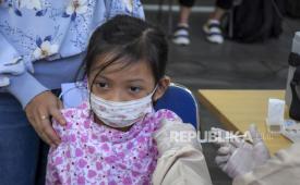 Vaksinator menyuntikkan vaksin Covid-19 kepada seorang anak di Lobby Langit 23 Paskal, Kota Bandung, Kamis (28/7/2022). Menurut panduan terbaru WHO, anak-anak usia enam bulan hingga 17 tahun yang sehat masuk prioritas rendah untuk mendapatkan vaksin Covid-19.