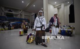 Jamaah haji kelompok terbang (kloter) pertama debarkasi Kertajati turun dari bus setibanya di Asrama Haji Indramayu, Jawa Barat, Jumat (13/6/2025). Sebanyak 445 jamaah haji asal Kabupaten Bandung tiba di tanah air usai menunaikan ibadah haji di Tanah Suci.