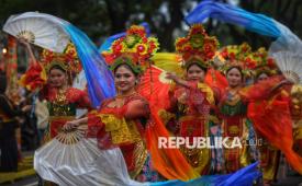 Sejumlah penari mengikuti parade seni pada puncak perayaan Lunar New Year 2026 bertajuk Ride To Luck – Cap Go Meh Festival di kawasan SCBD, Jakarta, Ahad (1/3/2026). Mengusung tema Ride To Luck, perayaan tahun ini menjadi momen langka sekaligus wujud nyata toleransi, ketika semangat Imlek dan Cap Go Meh berjalan beriringan dengan keberkahan Ramadan. Perayaan ini menghadirkan beragam pertunjukan seni dan budaya yang sarat nilai keberagaman dan akulturasi budaya Nusantara, sekaligus menjadi momentum untuk mempererat harmoni dalam keberagaman.