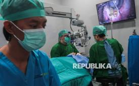 Tim dokter melakukan operasi mata katarak seorang pengurus masjid di Rumah Sakit Mata Achmad Wardi BWI-DD, Kota Serang, Banten, Sabtu (7/3/2026). Rumah sakit mata berbasis wakaf tersebut menggelar bakti sosial selama bulan Ramadhan berupa pemeriksaan dan operasi katarak gratis untuk pengurus masjid se-Provinsi Banten sebagai upaya mengurangi angka kebutaan serta meningkatkan kualitas hidup. 