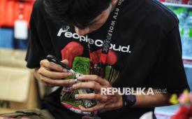 Penjual memperbaiki rokok elektronik (vape) di Jakarta, Senin (25/8/2025). Asosiasi Ritel Vape Indonesia (Arvindo) mendorong pemerintah untuk lebih aktif menindak penjualan vape ilegal di marketplace. Ketua Umum Arvindo, Fachmi Kurnia Firmansyah Siregar, menilai praktik tersebut merugikan industri vape yang selama ini mematuhi regulasi pemerintah. Fenomena tersebut berbanding terbalik dengan upaya ritel vape resmi yang menjual produk dengan pita cukai serta melarang anak-anak di bawah usia 21 tahun membeli produk tersebut. Direktorat Jenderal Bea Cukai mencatat penerimaan cukai dari vape atau rokok elektrik masih memiliki tren yang meningkat. Berdasarkan data penerimaan cukai vape pada 2024 sebesar Rp2,65 triliun atau meningkat 43,7 persen secara tahunan (YoY) dibandingkan 2023 yang sebesar Rp1,84 triliun. Diperkirakan penerimaan cukai dari vape akan terus meningkat dan berlanjut pada tahun ini.