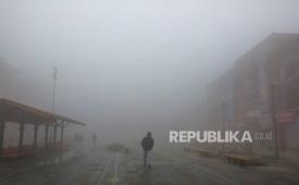 Kawasan Himalaya di sekitar Srinagar kini dilanda kabut parah sehingga Pegunungan Himalaya tak lagi terlihat. 