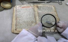 Pekerja mengerjakan penelitian sebuah buku di Kota Gaza, Senin (10/7/2023).