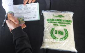 Petugas melayani umat Islam yang membayar zakat fitrah di Masjid Istiqlal, Jakarta, Selasa (17/3/2026). UPZ Baznas Masjid Istiqlal membuka layanan pembayaran zakat fitrah sebesar 3,5 liter beras atau setara dengan uang Rp50.000 per jiwa. Layanan dibuka setiap hari selama Ramadan hingga malam takbiran guna memudahkan masyarakat dalam menunaikan kewajiban. Layanan zakat di Masjid Istiqlal ini mulai ramai, terutama sejak H-10 hingga mendekati malam takbiran nanti. Zakat fitrah yang terkumpul selanjutnya didistribusikan melalui lembaga keagamaan, seperti Dewan Kemakmuran Masjid (DKM), majelis taklim, yayasan Islam, dan lainnya, untuk disalurkan kepada para mustahik.