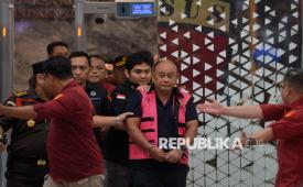 Mantan kepala Badan Gizi Nasional (BGN) Dadan Hindayana berjalan menuju mobil tahanan usai menjalani pemeriksaan di Jampidsus, Kejaksaan Agung, Jakarta, Rabu (3/6/2026).
