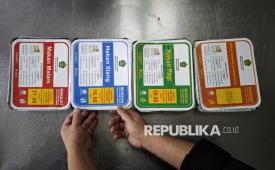 Petugas katering menunjukkan aneka kemasan paket makanan jamaah calon haji Indonesia di Makkah, Arab Saudi, Jumat (9/5/2025). 