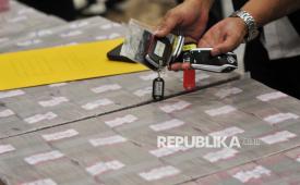 Petugas merapikan barang bukti sitaan usai konferensi pers pengungkapan kasus investasi bodong di Bareskrim Polri, Jakarta, Rabu (22/1/2025). Dittipideksus Bareskrim Polri berhasil mengungkap kasus investasi bodong robot trading NET89 dengan total 14 tersangka serta mengamankan barang sitaan berupa 5 buah mobil mewah dan uang tunai Rp52,5 miliar. Total aset yang diamankan senilai Rp1,5 triliun dari total korban penipuan investasi bodong sebanyak 6.000 orang. Aset-aset tersebut dikumpulkan dari berbagai wilayah di Tangerang hingga Bali.