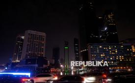 Suasana kawasan bundaran HI saat aksi memadamkan lampu di Jakarta, Sabtu (13/6/2026) malam. Pemerintah Provinsi DKI Jakarta memadamkan lampu selama satu jam, mulai pukul 20.30 hingga 21.30 WIB. Aksi ini dilakukan dalam rangka memperingati Hari Lingkungan Hidup sekaligus mendorong penghematan energi dan pengurangan emisi karbon.