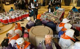 Jamaah haji Kloter SOC 02 asal Temanggung dan Magelang menjadi jamaah pertama yang akan pulang ke Tanah Air melalui Bandara Internasional Pangeran Mohammad bin Abdul Aziz Madina. 360 jamaah diberangkatkan melalui Hotel 412 di wilayah Raudhah, Makkah, Jumat (21/6/2024) pagi Waktu Arab Saudi (WAS).
