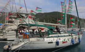 Peserta pelayaran mengecek kondisi kapal sebelum digunakan untuk misi kemanusiaan menembus blokade Gaza bersama Global Sumud Flotilla di Pelabuhan Marmaris, Turki, Senin (4/5/2026).