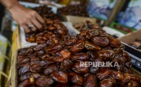 Warga saat akan membeli kurma yang dijual di kawasan Tanah Abang, Jakarta.