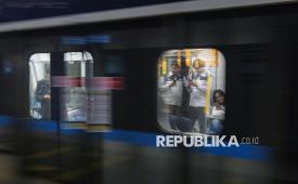 Penumpang menaiki transportasi umum Moda Raya Terpadu (MRT) di kawasan Blok M, Jakarta, Jumat (24/4/2026).