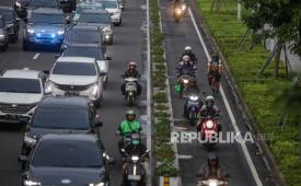 Pengendara motor menerobos jalur khusus sepeda di Jalan Jenderal Sudirman, Jakarta.