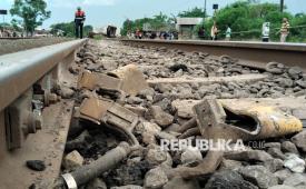 Petugas berjalan mendekati bagian rel yang rusak saat  Kereta Api Purwojaya relasi Gambir – Kroya mengalami anjlok di Emplasemen Stasiun Kedunggedeh, Kabupaten Bekasi, Jawa Barat, Sabtu (25/10/2025).  PT KAI masih menyelidiki penyebab anjloknya gerbong kereta api jarak jauh itu serta menutup jalur guna memastikan keamanan perjalanan kereta api lainnya.