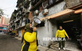 Kader Juru Pemantau Jentik (Jumantik) RW 16 Kelurahan Bidara Cina melakukan himbauan dan sosialisasi saat.melakukan pemeriksaan jentik nyamuk di sejumlah tempat penampungan air di kawasan Rumah Susun (Rusun) Bidara Cina, Jakarta, Selasa (28/7/2025). Dinas kesehatan DKI Jakarta juga membuat Gerakan 1 Rumah 1 Jumantik yang merupakan peran serta dan pemberdayaan masyarakat, dengan melibatkan setiap keluarga dalam pemeriksaan, pemantauan, serta pemberantasan jentik nyamuk, untuk pengendalian penyakit tular vektor, khususnya DBD, melalui pembudayaan sehari-hari. 