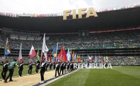 Relawan membawa bendera peserta Piala Dunia 2026 saat seremoni pembukaan di Stadion Azteca, Mexico City, Meksiko, Kamis (11/6/2026). 